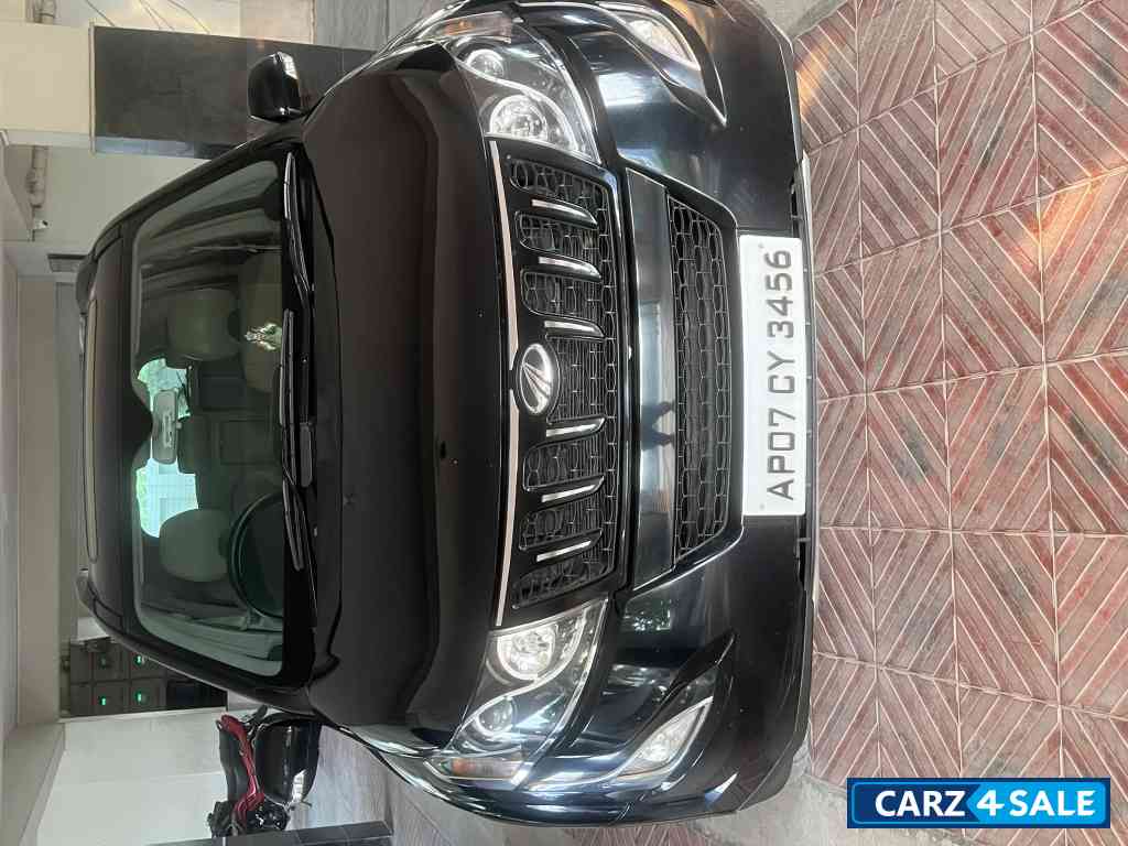 Black Mahindra XUV 500 W10