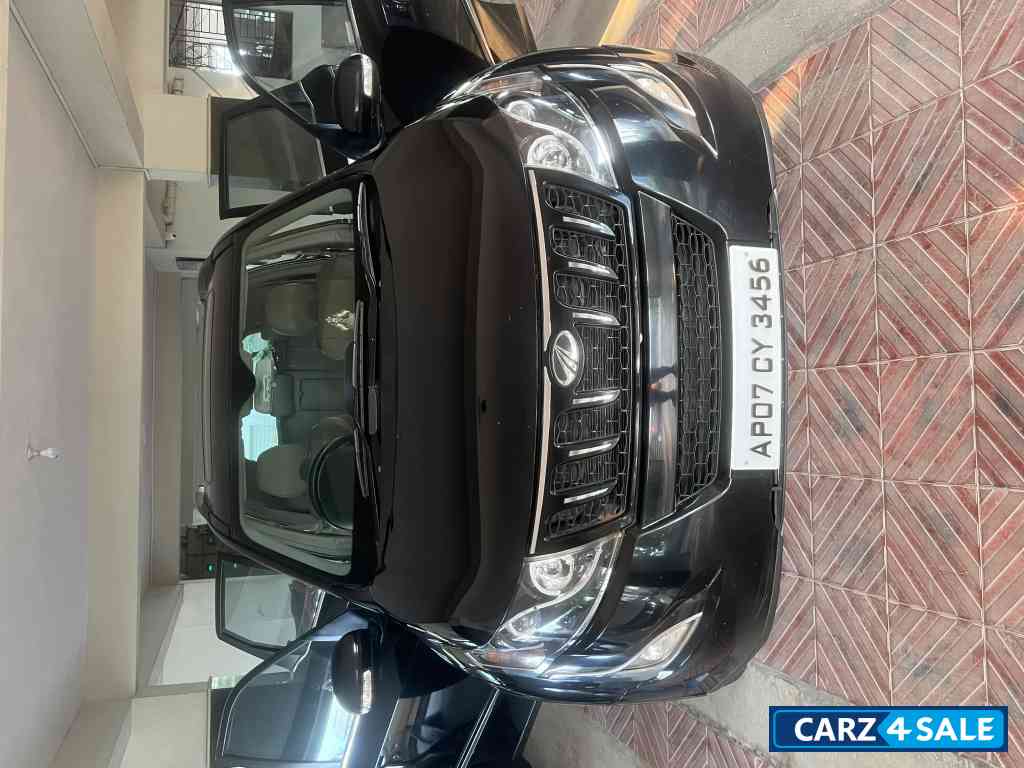 Black Mahindra XUV 500 W10