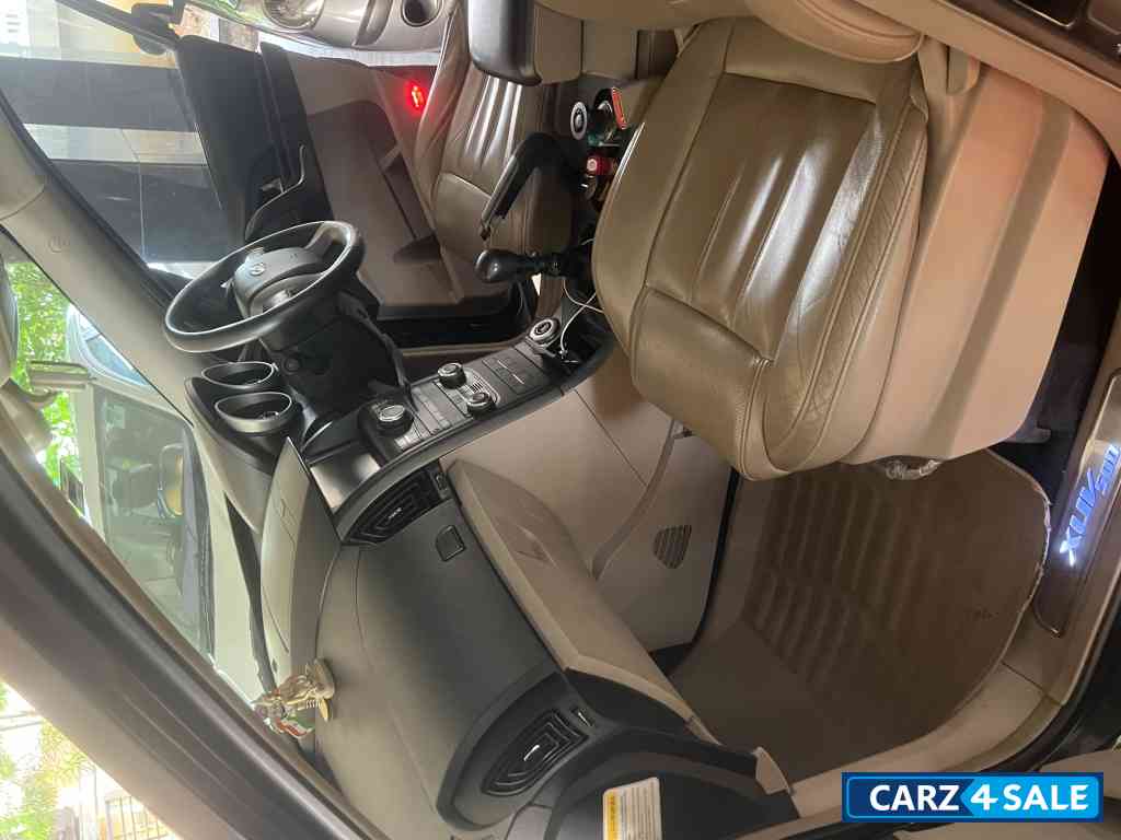 Black Mahindra XUV 500 W10