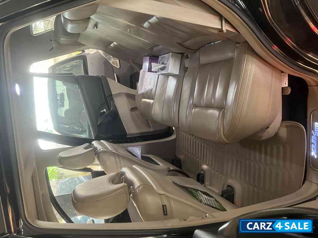 Black Mahindra XUV 500 W10