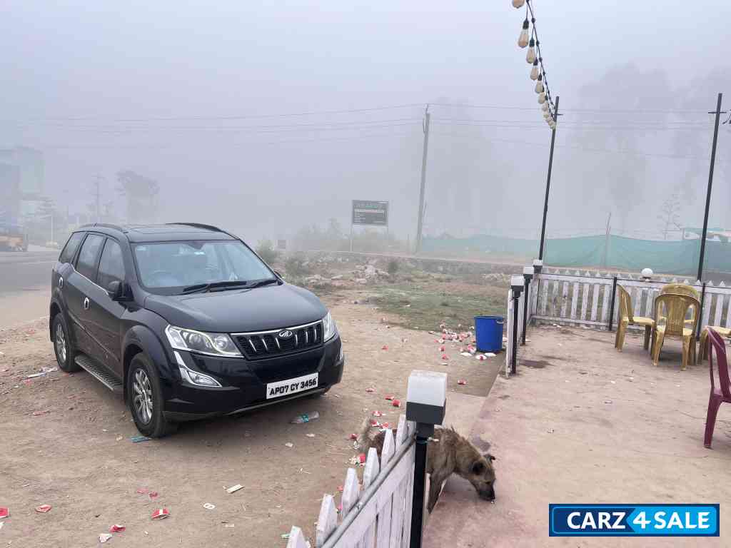 Black Mahindra XUV 500 W10