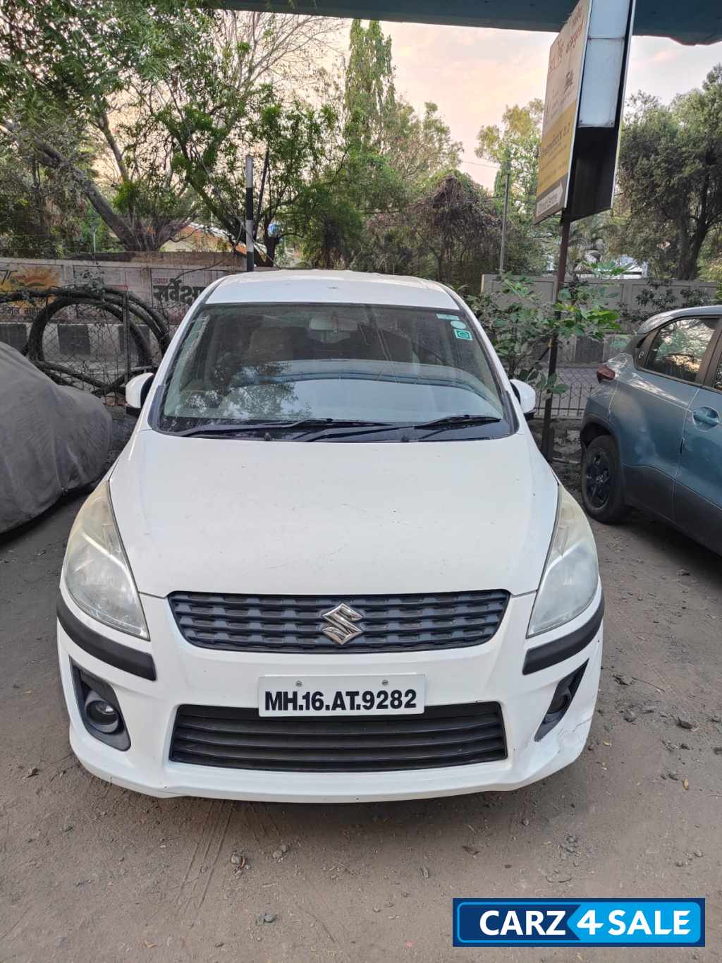 White Maruti Suzuki Ertiga vxi