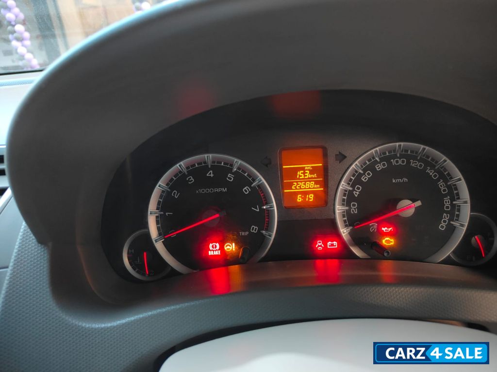 White Maruti Suzuki Ertiga vxi