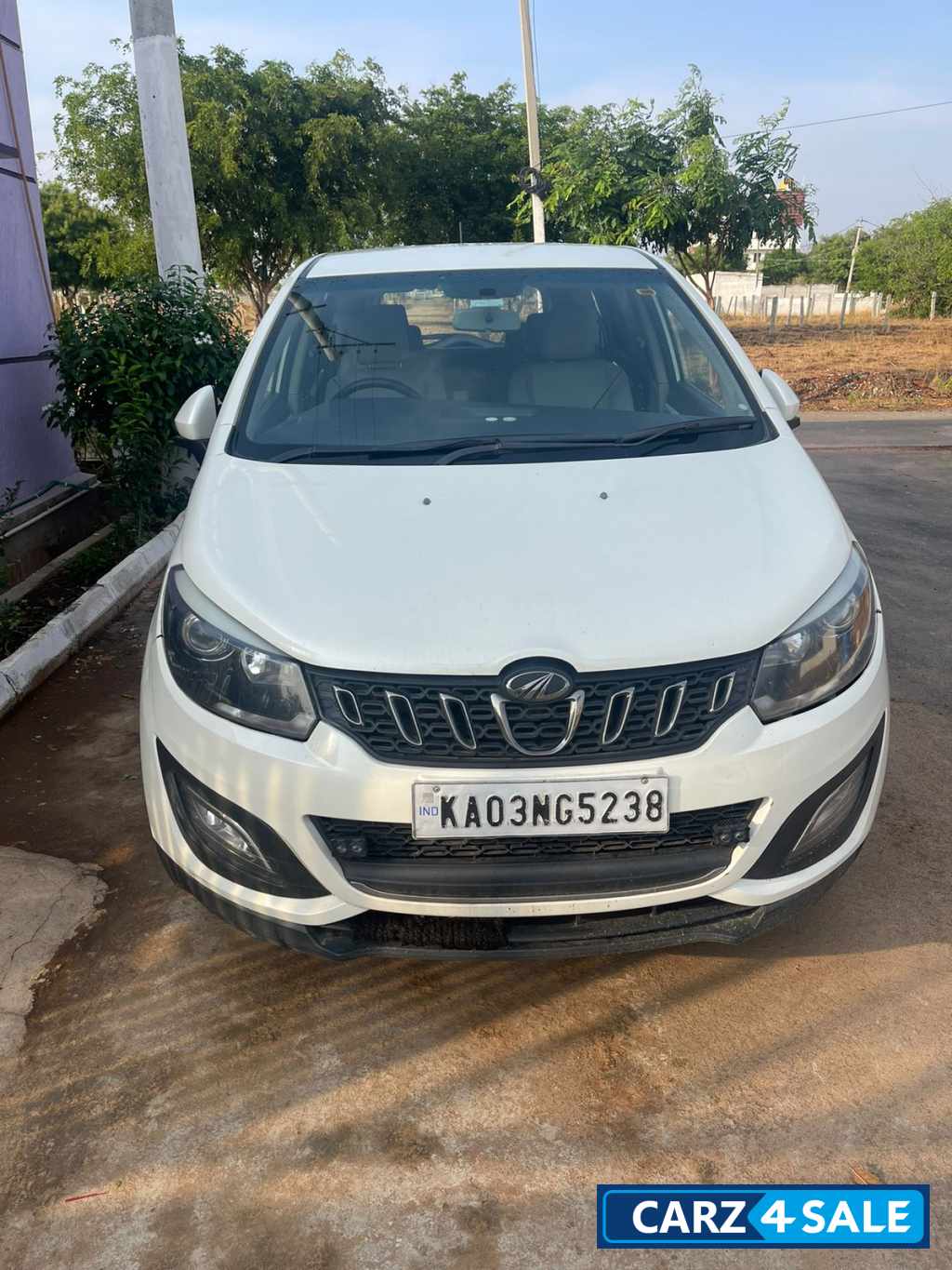 Pearl White Mahindra Marazzo M8 7 Seater