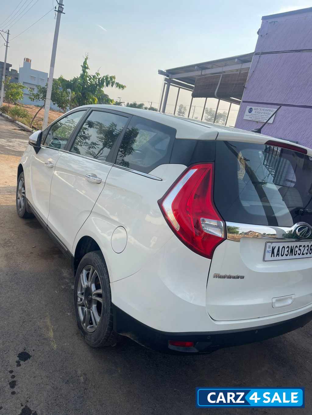 Pearl White Mahindra Marazzo M8 7 Seater