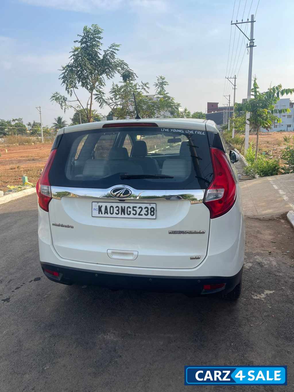 Pearl White Mahindra Marazzo M8 7 Seater