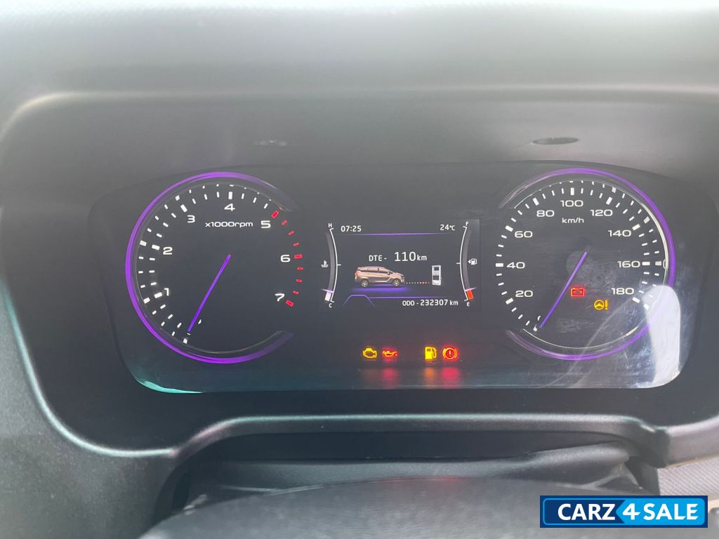 Pearl White Mahindra Marazzo M8 7 Seater