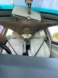 Pearl White Mahindra Marazzo M8 7 Seater