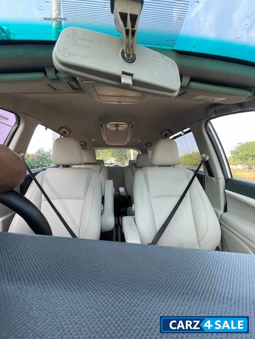 Pearl White Mahindra Marazzo M8 7 Seater