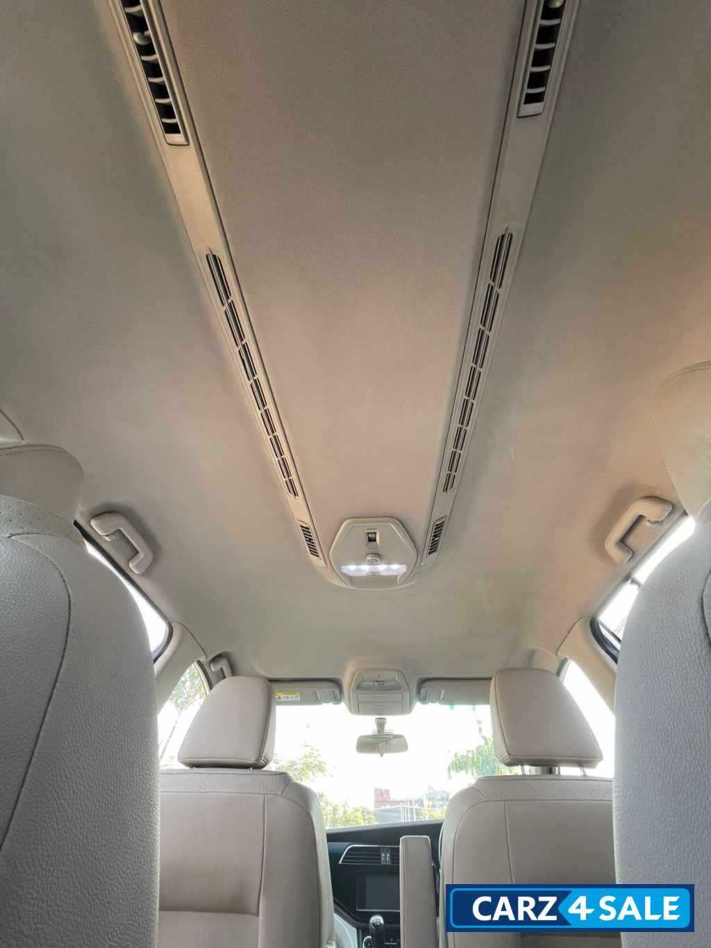 Pearl White Mahindra Marazzo M8 7 Seater