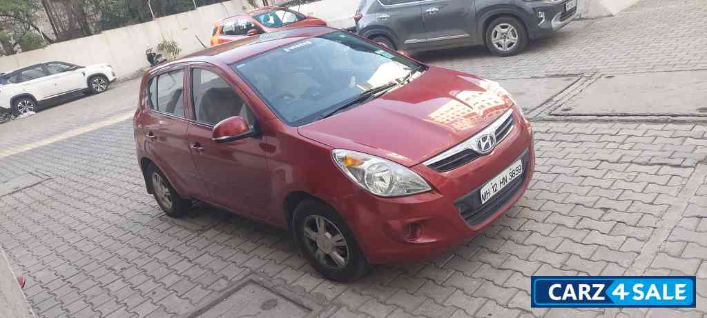 Red Hyundai i20 Sportz