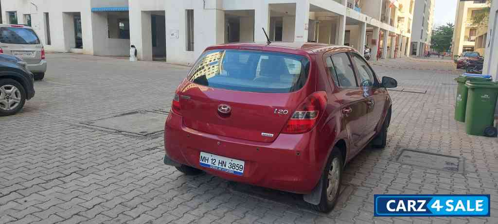Red Hyundai i20 Sportz