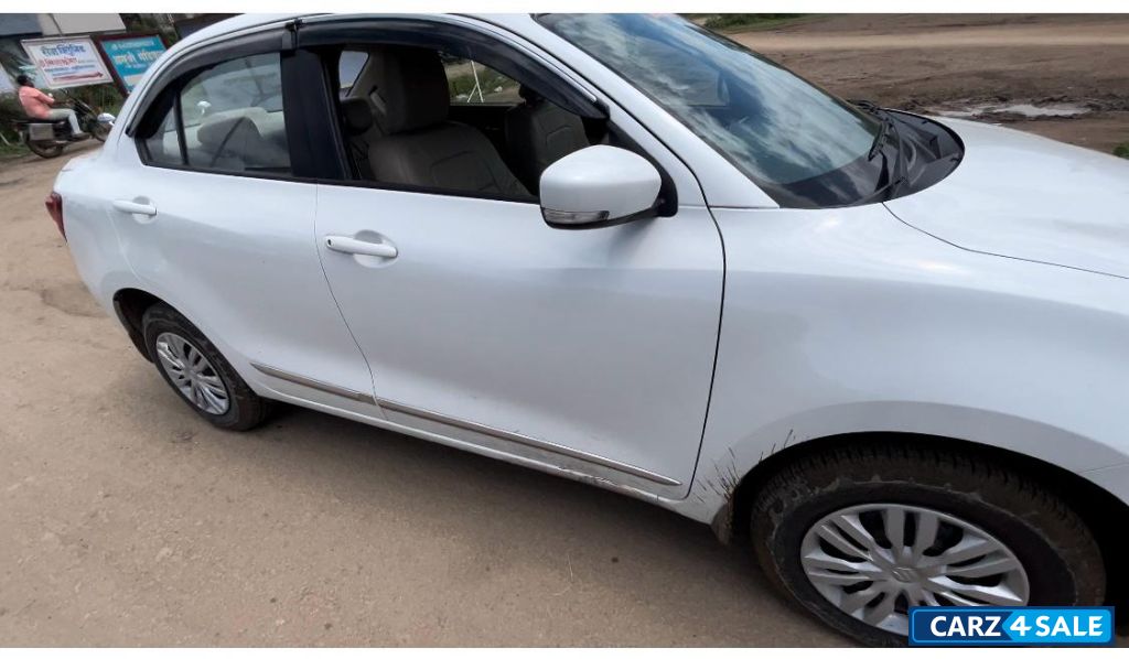 White Maruti Suzuki Dzire vxi