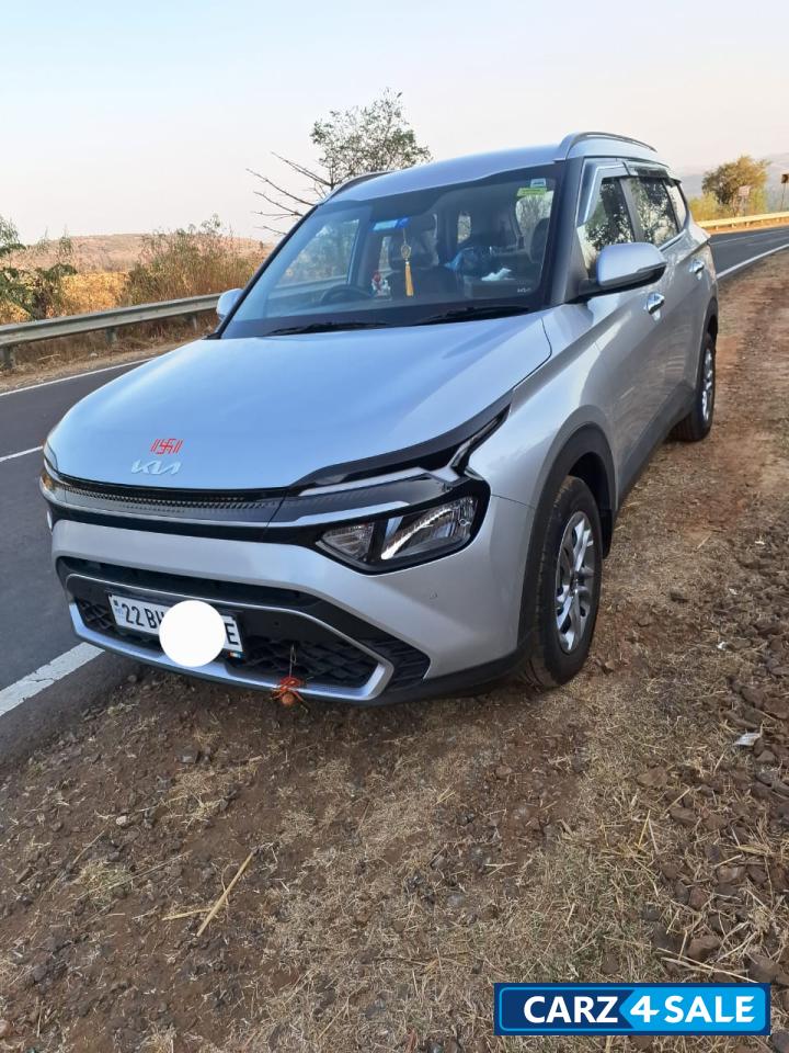 Sparkling Silver Kia Carens 1.5 6 MT prestige