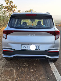 Sparkling Silver Kia Carens 1.5 6 MT prestige