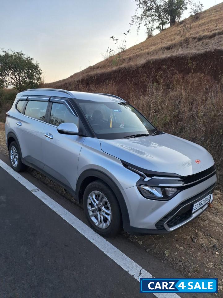 Sparkling Silver Kia Carens 1.5 6 MT prestige