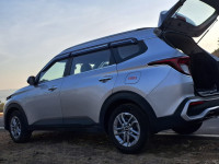 Sparkling Silver Kia Carens 1.5 6 MT prestige