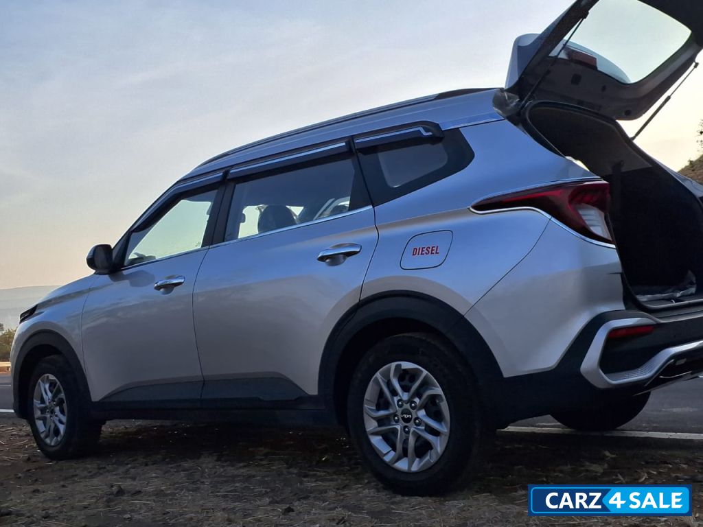 Sparkling Silver Kia Carens 1.5 6 MT prestige