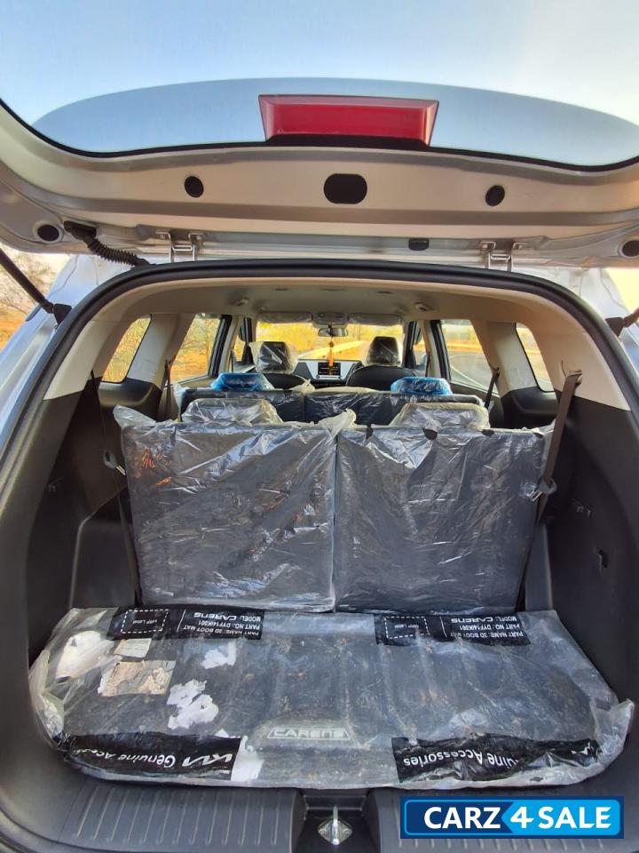 Sparkling Silver Kia Carens 1.5 6 MT prestige