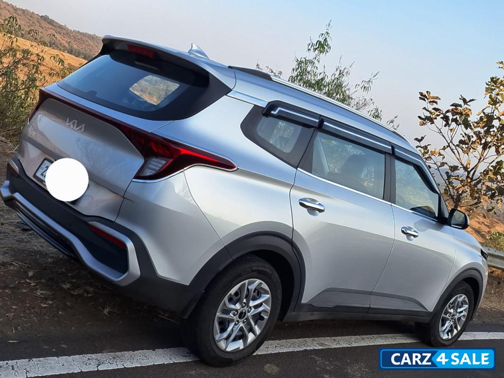 Sparkling Silver Kia Carens 1.5 6 MT prestige