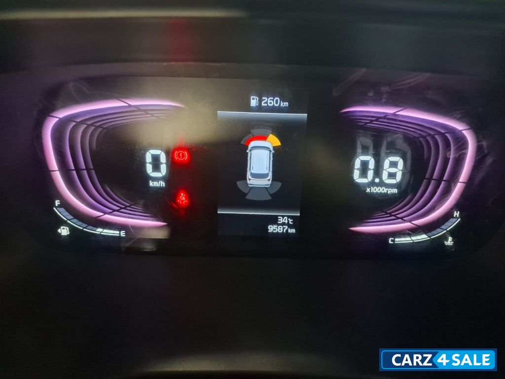 Sparkling Silver Kia Carens 1.5 6 MT prestige