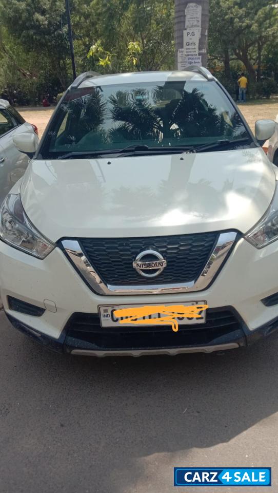 Pearl White Nissan Kicks 2021