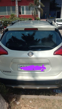 Pearl White Nissan Kicks 2021