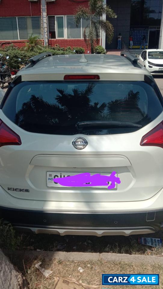 Pearl White Nissan Kicks 2021