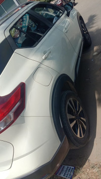 Pearl White Nissan Kicks 2021