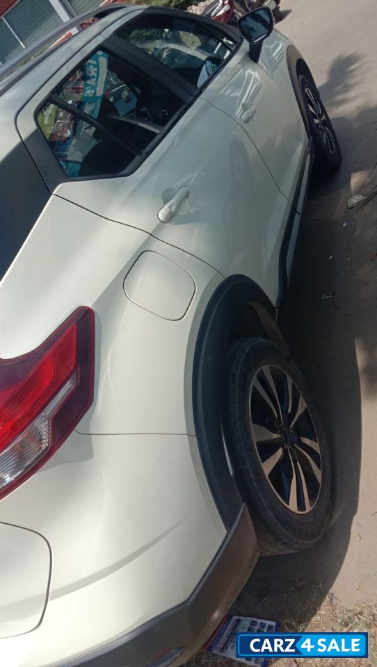 Pearl White Nissan Kicks 2021