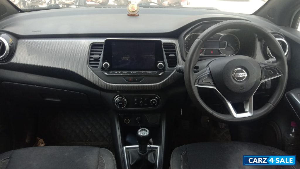 Pearl White Nissan Kicks 2021