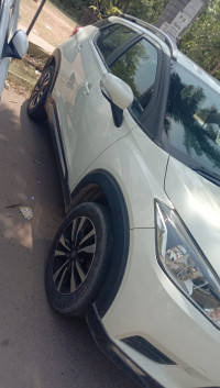 Pearl White Nissan Kicks 2021