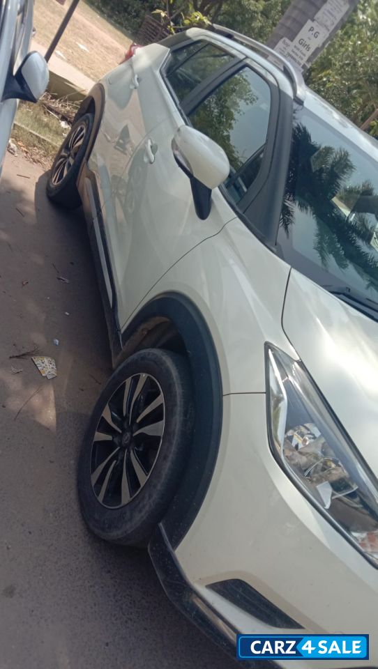 Pearl White Nissan Kicks 2021