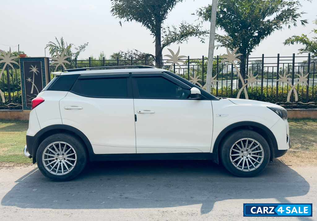 White Mahindra XUV300 W6