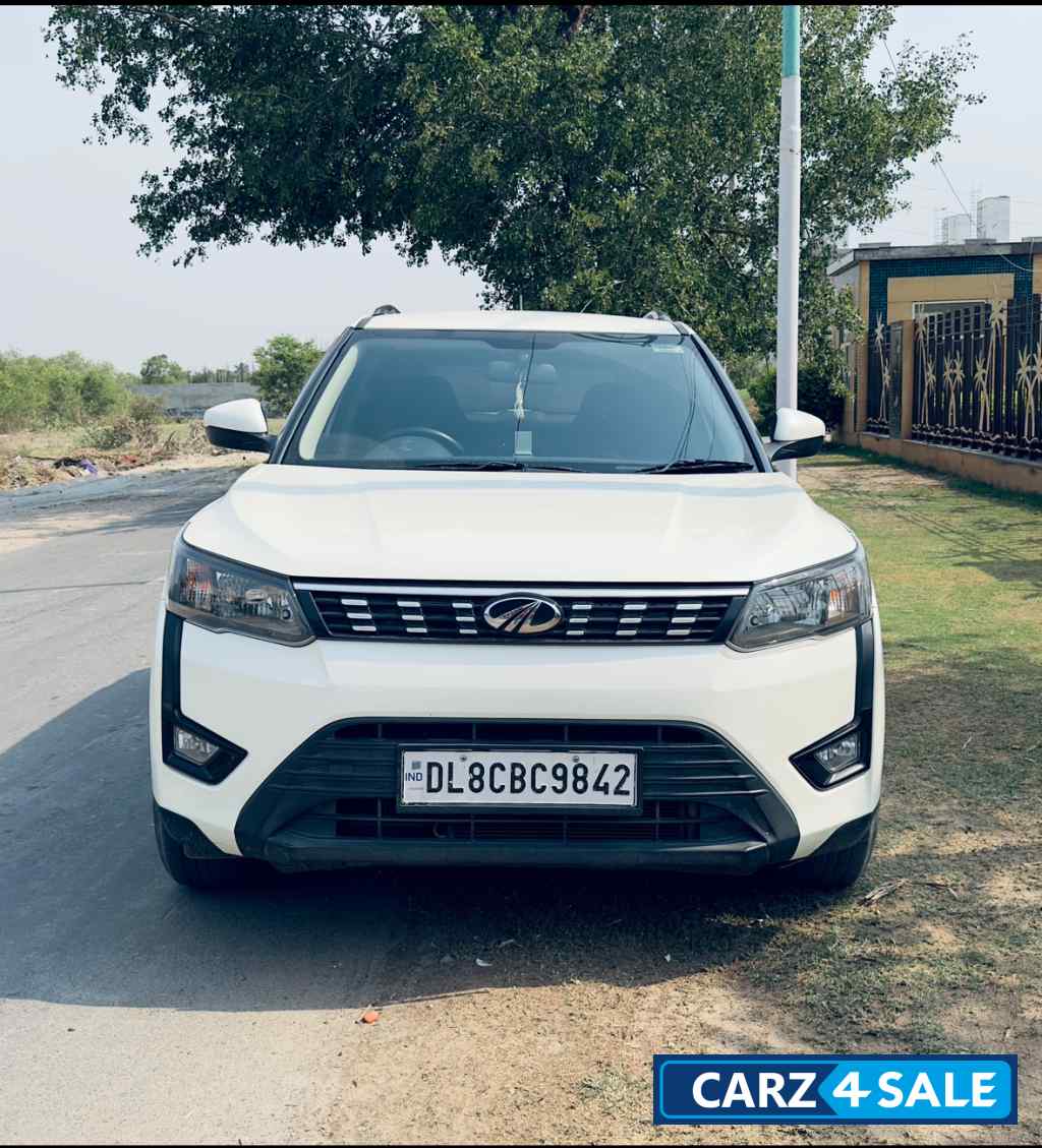 White Mahindra XUV300 W6