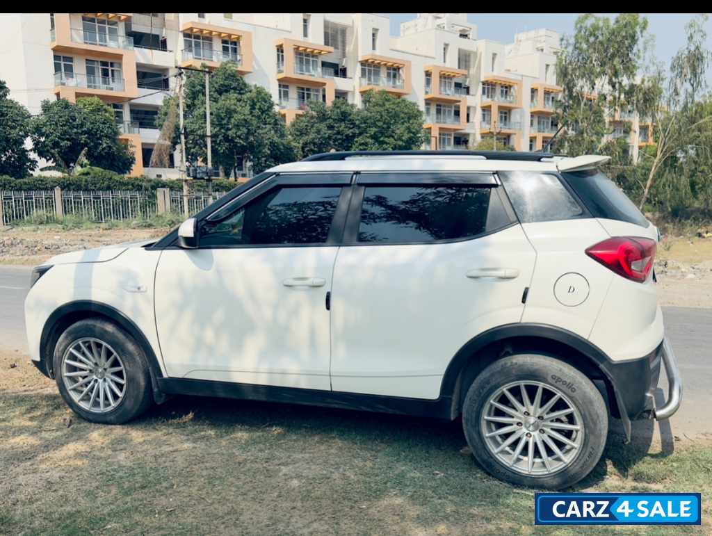 White Mahindra XUV300 W6