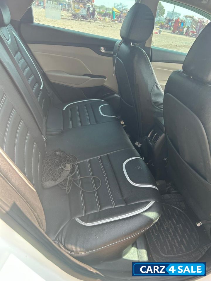 White Hyundai Verna 1.6 sx o