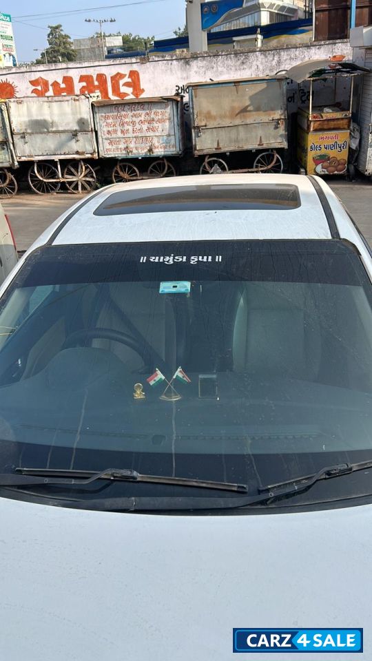 White Hyundai Verna 1.6 sx o