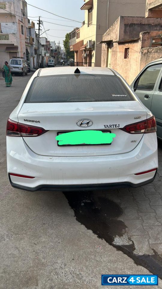 White Hyundai Verna 1.6 sx o