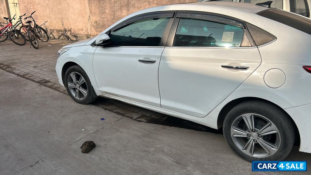 White Hyundai Verna 1.6 sx o