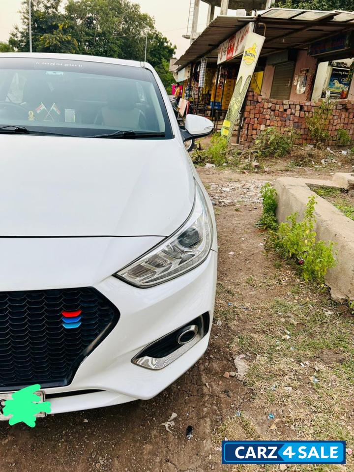 White Hyundai Verna 1.6 sx o