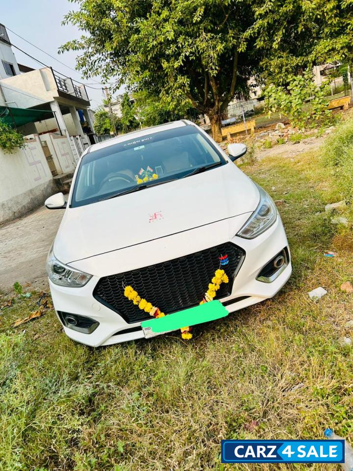 White Hyundai Verna 1.6 sx o