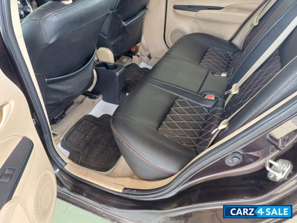 Phantom Brown Toyota Yaris 1.5 J