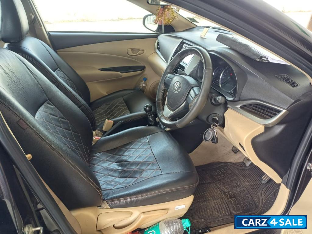 Phantom Brown Toyota Yaris 1.5 J