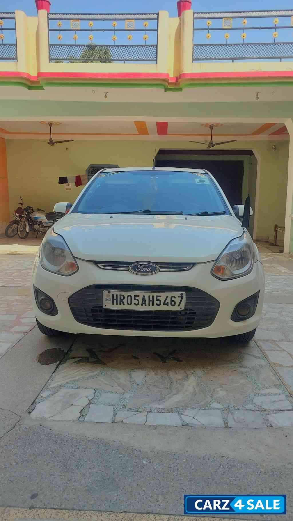 White Ford Figo Zxi