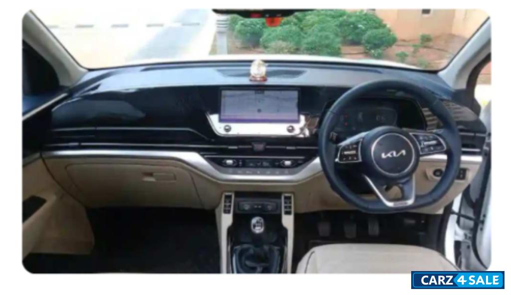 White Kia Carens Luxury Plus manual 6 seater