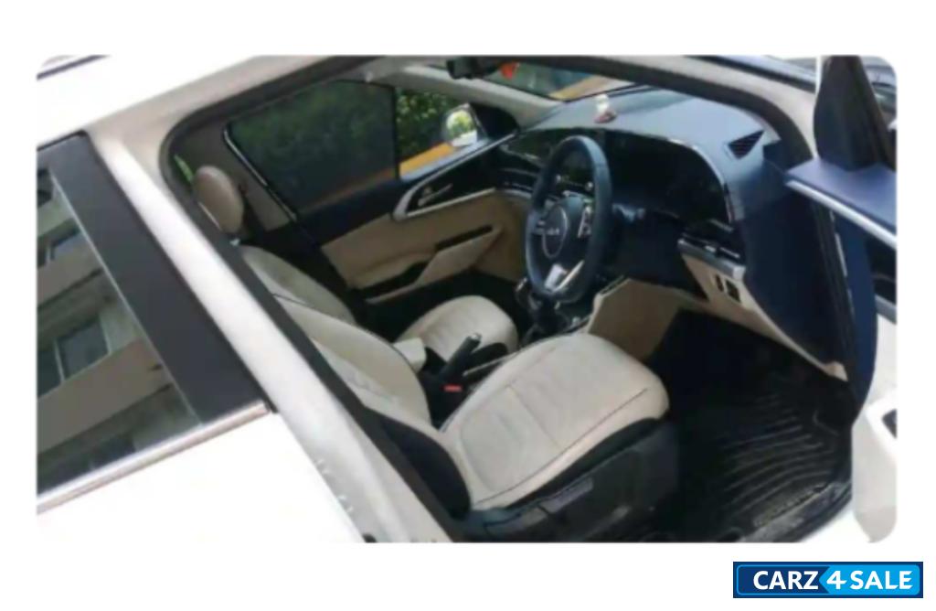 White Kia Carens Luxury Plus manual 6 seater