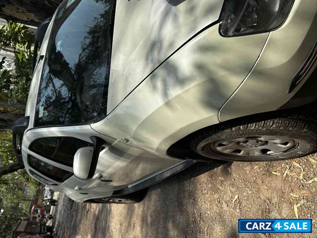 White Renault Duster rxe petrol