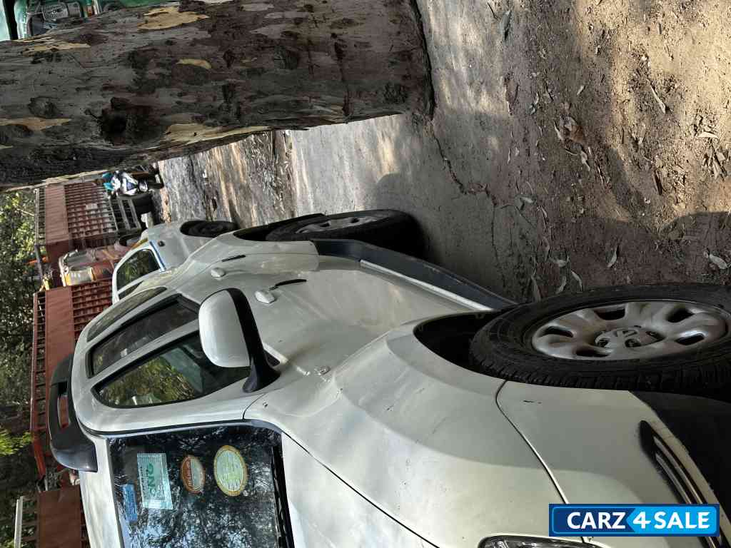 White Renault Duster rxe petrol