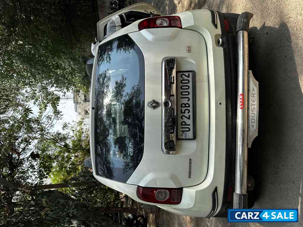 White Renault Duster rxe petrol